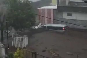 Salah satu kendaraan ikut hanyut. (ist) - 15 Orang Hanyut Akibat Banjir Bandang Kota Batu dan Kota Malang