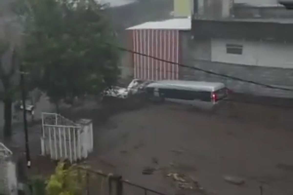 Salah satu kendaraan ikut hanyut. (ist) - 15 Orang Hanyut Akibat Banjir Bandang Kota Batu dan Kota Malang