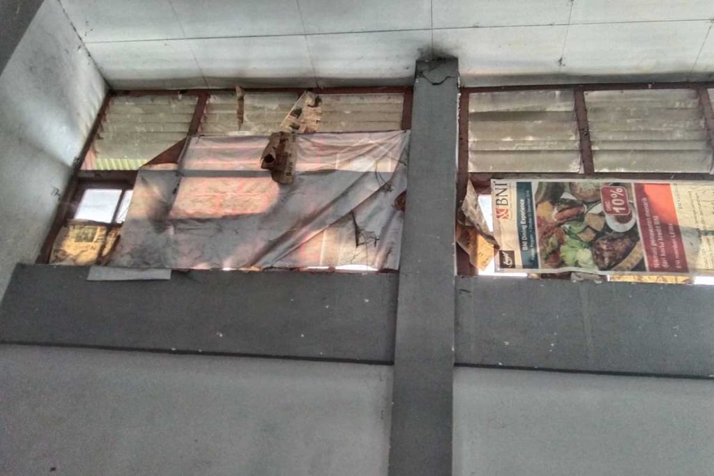 Salah satu lubang diatas gedung yang menyebabkan kebocoran. (jaz) - Miris, Wajah Bopeng Gedung Kesenian Gajayana