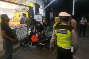 Salah satu minimarket menjadi sasaran tim gabungan karena masih buka dan ramai. (ist) - Tim Gabungan Sasar Kerumunan Malam Minggu di Kawasan Kedungkandang