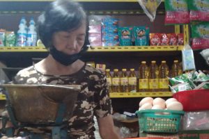 Salah satu pedagang Pasar Klojen, Ratna. (jaz) - Sepekan Harga Minyak Goreng Melonjak Rp19.000/Liter