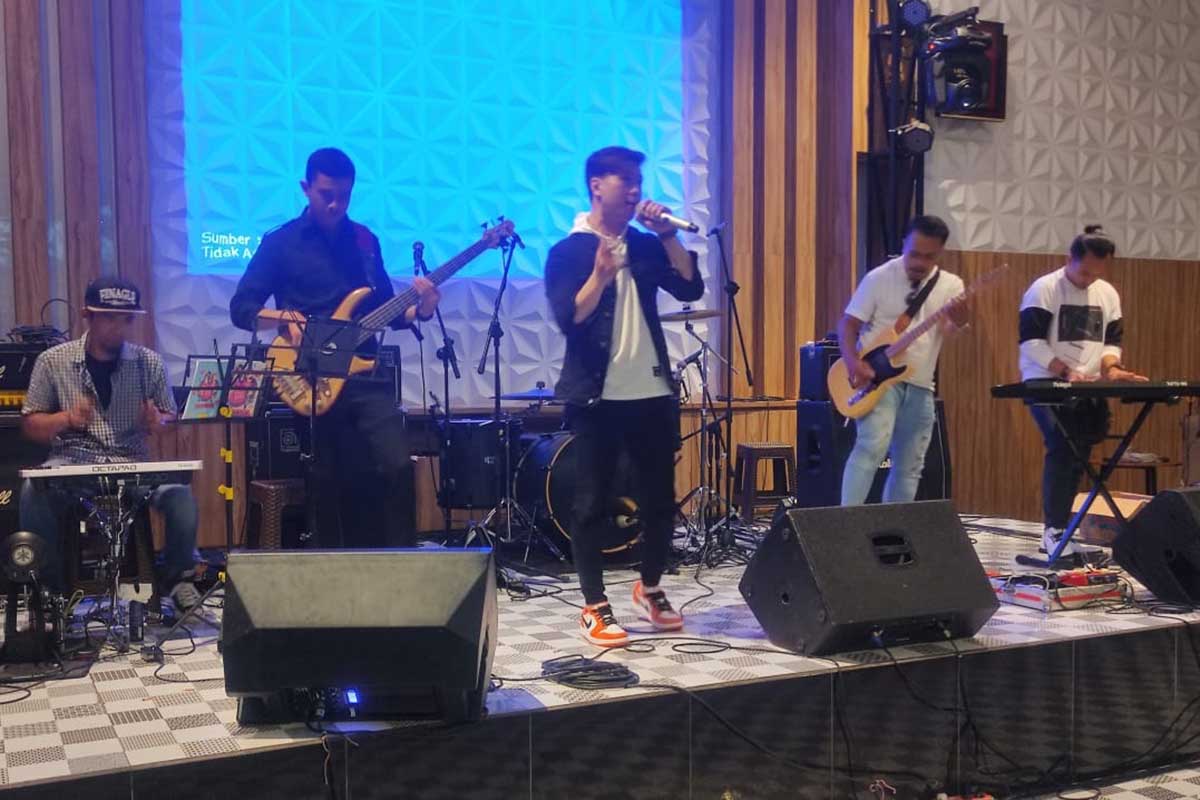 Salah satu penampilan musisi di bawah label IMI. (rhd) - Label Musik IMI Wadahi Musisi Malang ke Blantika Musik Nasional
