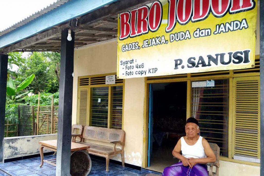 Sanusi Mak comblang dari Blitar. (ist) - Begini Cara Kerja Biro Jodoh Sanusi Asal Blitar yang Viral di TikTok