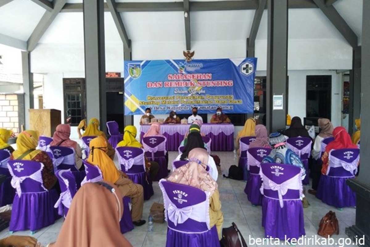 Sarasehan dan rembug stunting dalam rangka konvergensi percepatan penurunan stunting di Balai Desa Watugede, Kecamatan Puncu pada, Selasa (9/11/2021) - Percepatan Penurunan Angka Stunting di Kabupaten Kediri