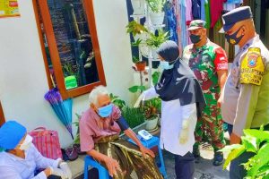 Satgas Covid-19 berikan vaksinasi lansia. (ist) - Satgas Covid-19 Masifkan Vaksinasi Lansia di Empat Kelurahan