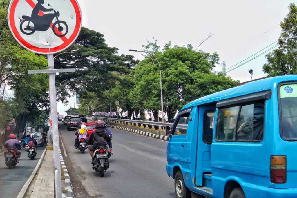 Sebelum dipasang, sudah banyak pengendara yang nekat melintas. (jaz) - R2 Boleh Lewat Flyover Arjosari di Jam Tertentu