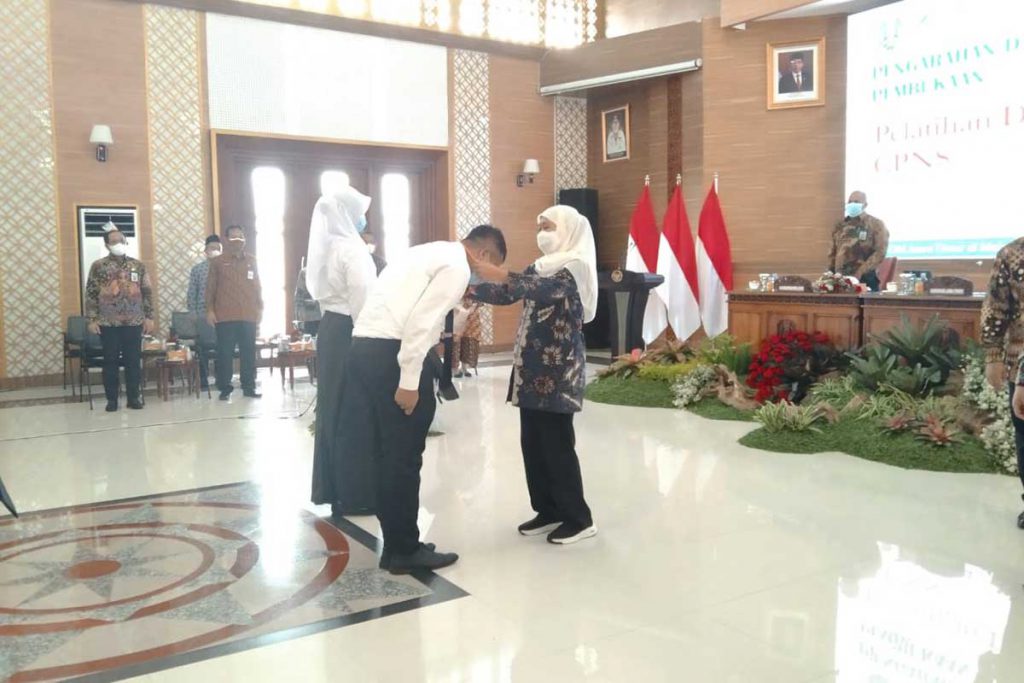 Secara simbolis Khofifah mengalungkan ke salah satu CPNS menandai Latsar dimulai. (jaz) - Buka Latsar CPNS, Khofifah Minta Kepekaan Sosial hingga 'BerAKHLAK'