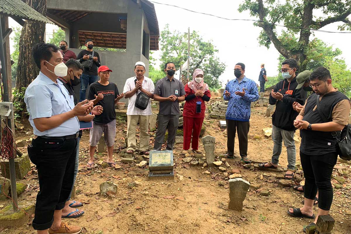 BONGKAR MAKAM: Sejumlah petugas dan dokter internal Polri sedang melakukan persiapan sebelum melakukan pembongkaran makam - Polres Gresik Bongkar Jasad Saputra Untuk Dilakukan Autopsi - Ungkap Misteri Kematian Remaja Driyorejo