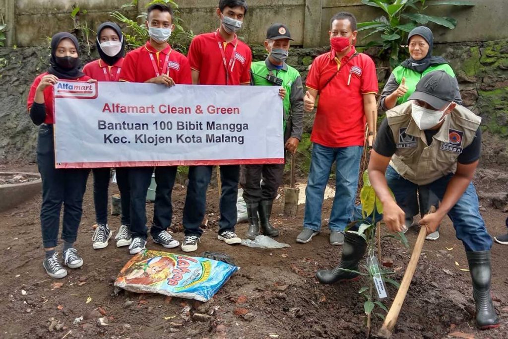 Sekda Kota Malang turut menanam pohon bantuan dari Alfamart. (rhd) - Walikota Pimpin GASS, Apresiasi Alfamart Bantu Pohon