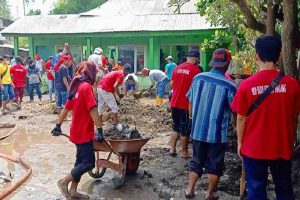 Sivitas IBU Malang turut kerja bakti bersihkan sampah banjir. (ist) - IBU Malang Peduli Sosial, Terjun Kerja Bakti Bersihkan Sampah Banjir
