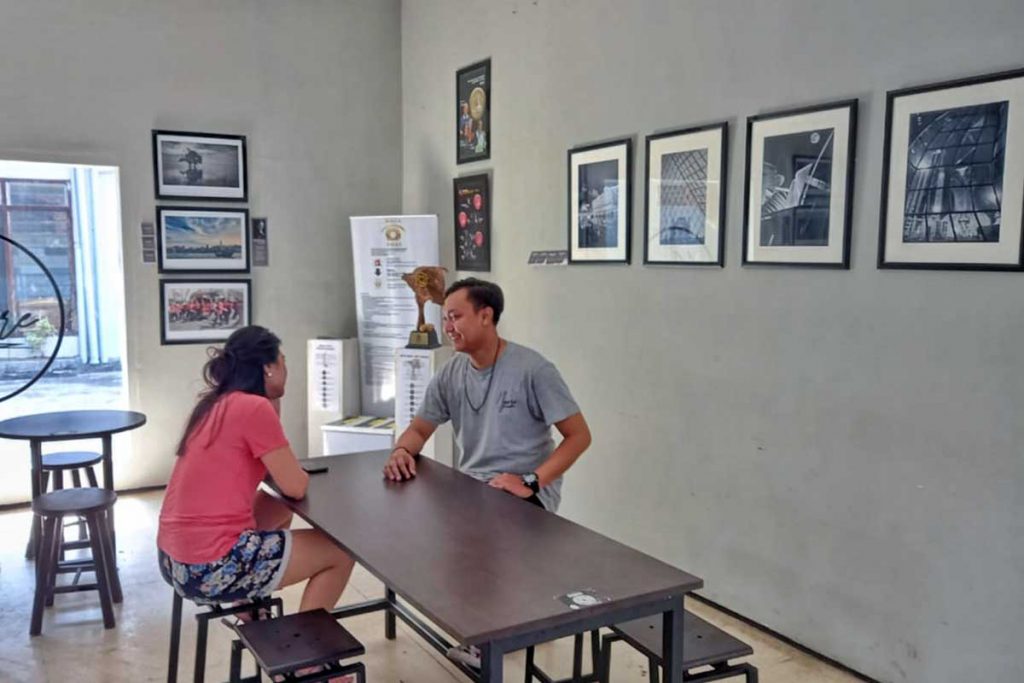 Suasana pameran fotografi di salah satu kedai kopi di Malang. (ist) - 12 Fotografer MPC Pameran Foto '12 Untuk Satu'