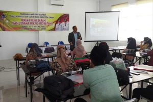Suasana pelatihan bagi para pelaku UMKM di Aula Gedung PLUT Kabupaten Jember. (ist) - Diskop Gelar Diklat Pemasaran Hasil Usaha Mikro, Dorong Pelaku UMKM Naik Kelas