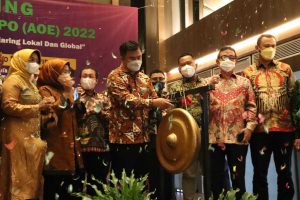 LAUNCHING : Suasana seremoni launching AOE2022 dilakukan dengan bersama-sama diiringi tembakan conveti dan pemukulan gong yang dipimpin Ketua Umum Apkasi, Sutan Riska - Gus Yani Kenalkan Potensi dan Keunggulan Daerah Melalui APKASI
