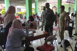 Suasana vaksinasi di sejumlah wilayah. (ist) - Capai Herd Immunity, TNI-POLRI Kawal Vaksinasi di Sejumlah Wilayah
