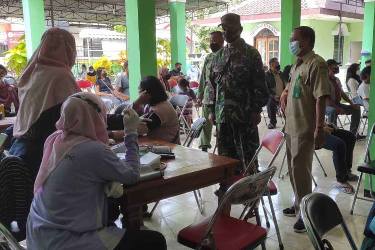 Suasana vaksinasi di sejumlah wilayah. (ist) - Capai Herd Immunity, TNI-POLRI Kawal Vaksinasi di Sejumlah Wilayah