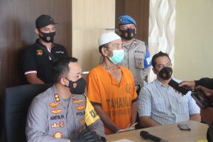 Sukisno warga Kelurahan Bemce Kecamatan Garum Kabupaten Blitar, pelaku pembunuhan istrinya sendiri - Akibat Cemburu Penjual Jamu Tewas di Tangan Suami