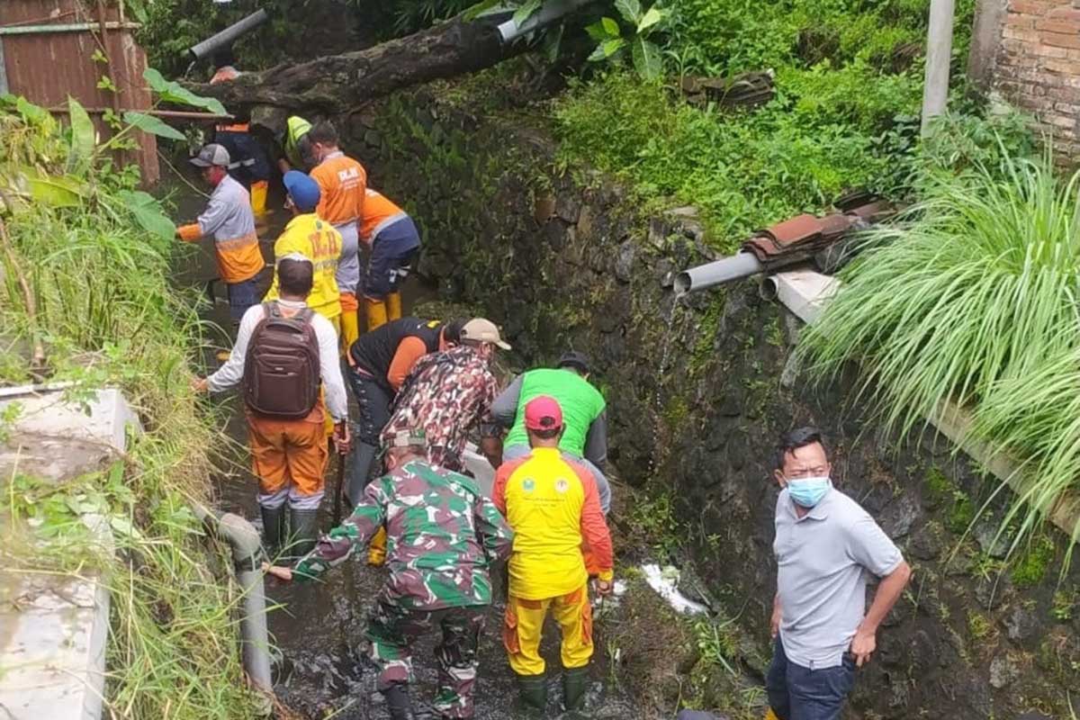 Sungai di Kelurahan Bareng sedang dibersihkan. (jaz) - Begini Penyebab Banjir di Kelurahan Bareng