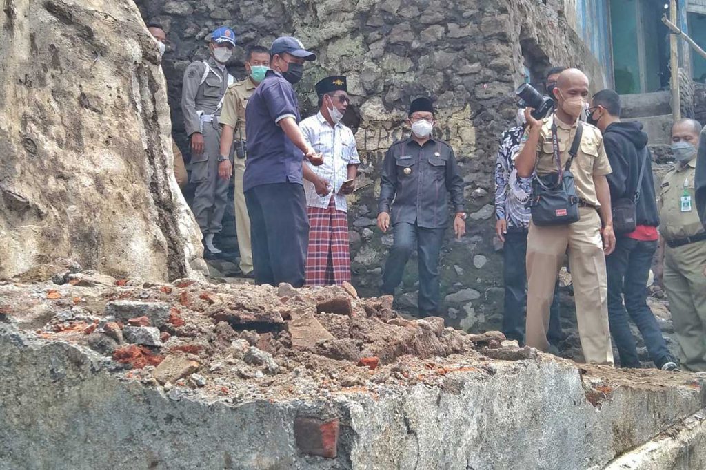 Sutiaji meninjau langsung lokasi terdampak di Jalan Muharto Gang V. (jaz) - Tinjau Lokasi Terdampak Banjir, Warga Mulai Kembali ke Rumah