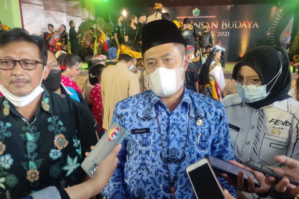 Suwarjana (tengah), didampingi Prof Djoko Saryono dan Dian Muntari, menjawab pertanyaan awak media. (rhd) - Hari Pahlawan, Disdikbud Berikan Anugerah Insan Budaya Kota Malang 2021