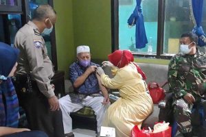 TNI-Polri dampingi nakes vaksinasi door to door. (ist) - Pemkot Malang Kembali Gulirkan Vaksinasi Door to Door