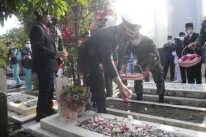 Tabur bunga di TMP Suropati. (ist) - Sutiaji: Milenial Penerus Bangsa Berjuang Kembangkan Talenta