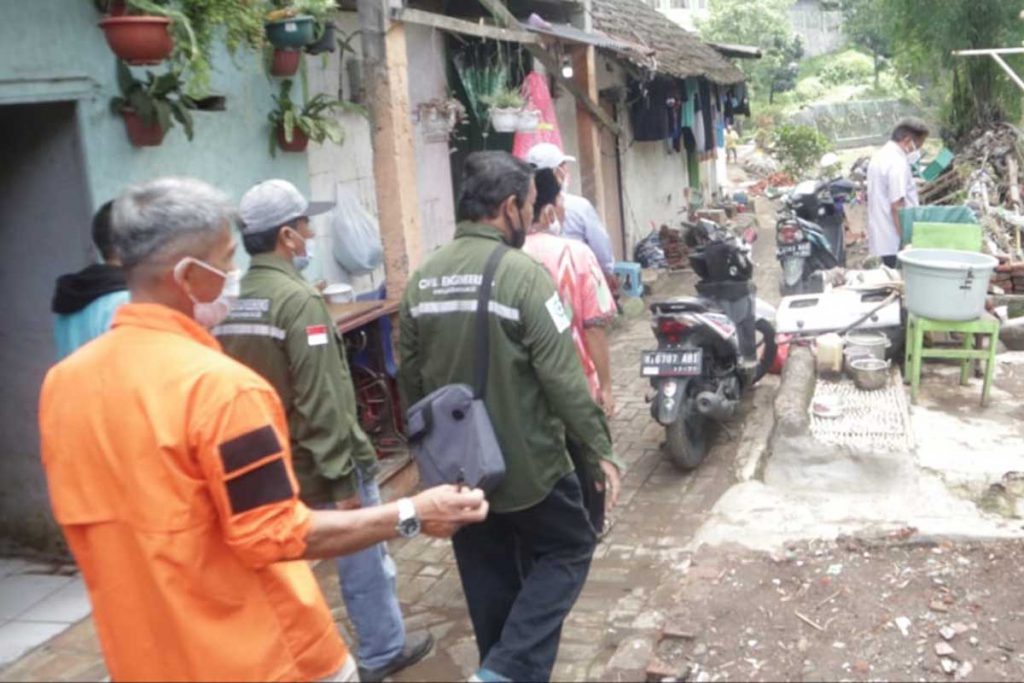 Tim JTS Polinema meninjau bekas area terdampak banjir bandang. (ist) - JTS Polinema Serahkan Bantuan Banjir di Kampung Putih