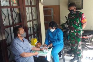 Tim gabungan mendatangi salah satu lansia di rumahnya. (ist) - Permudah Lansia, Satgas Covid-19 Terapkan Vaksinasi Door to Door