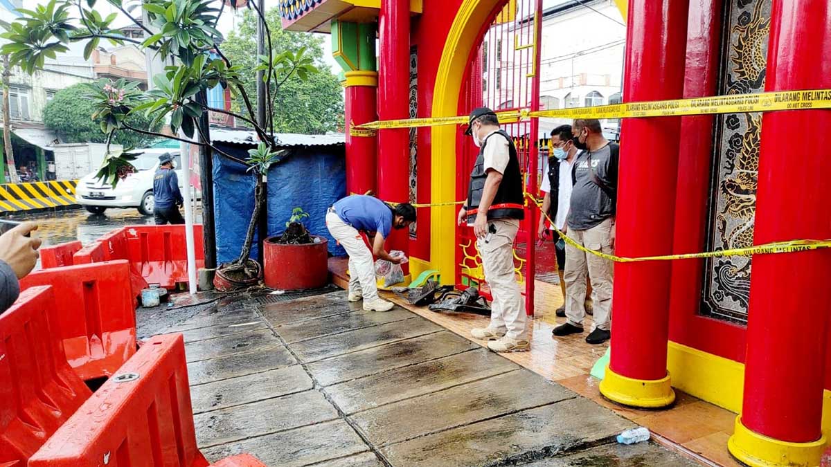 Tim laboratorium forensik (labfor) Polda Jawa Timur melalukan olah TKP kebakaran Klenteng Poo An Kiong Kota Blitar - Tim Labfor Polda Jatim Olah TKP Kebakaran Klenteng Poo An Kiong