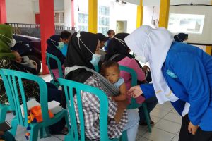 Tim mengobservasi salah satu ibu. (ist) - Pemdes Jubung Gandeng Unmuh Jember Turunkan Angka Kematian Ibu dan Anak