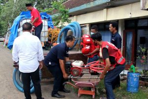 Tim relawan PMI Jember menyiapkan kendaraan dan sarana kebencanaan. (ist) - PMI Jember Kirim 11 Relawan, Bantu Korban Terdampak Banjir Kota Batu