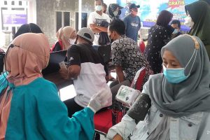 Tim vaksinator PMI Kabupaten Jember melaksanakan kegiatan vaksinasi di Kantor Balai Desa Jenggawah, Kecamatan Jenggawah. (ist) - PMI Kabupaten Jember Menyasar Daerah Pinggiran, Perluas Jangkauan Vaksinasi