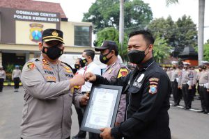 Upacara Korps Rapor Kenaikan Pangkat Pengabdian dan Pemberian penghargaan kepada anggota, Senin (01/10/2021) - Kapolresta Kediri Apresiasi 34 Anggota Berprestasi