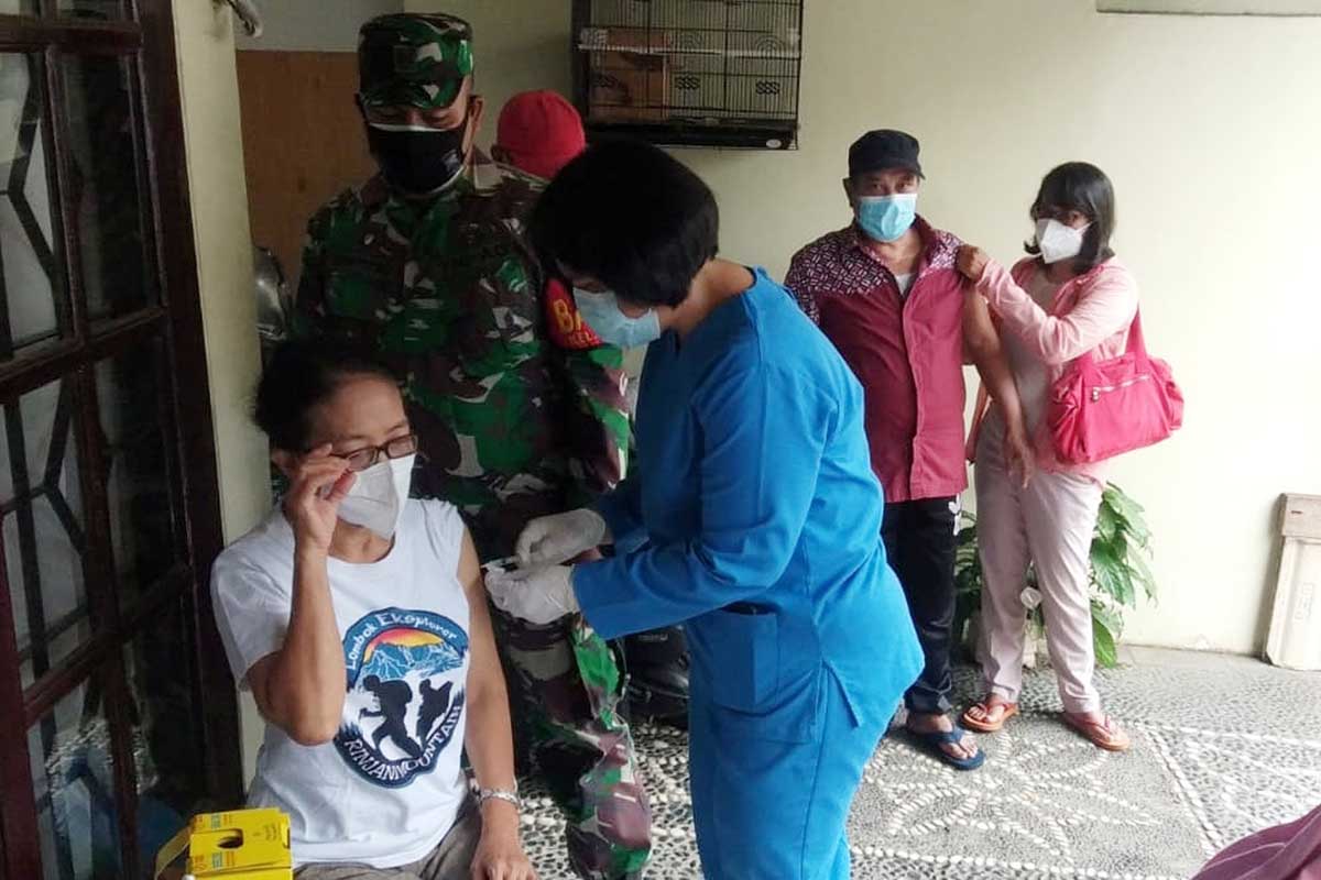 Vaksinasi door to door ditempuh sebagai percepatan 100 persen herd immunity. (ist) - Targetkan 100 Persen Herd Immunity, Begini Upaya Satgas Covid-19