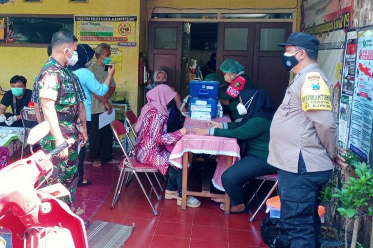 Vaksinasi lansia door to door di rumah Ketua RW 07 Jalan Ciliwung. (ist) - Vaksinasi Lansia Door to Door Terus Bergulir
