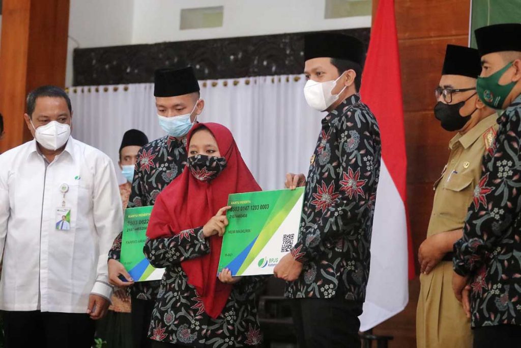 Wakil Bupati Trenggalek, Syah Muhamad Natanegara berkesempatan memberangkatkan Kontingen Kafilah MTQ Trenggalek - 23 Hafidz/Hafidzoh Trenggalek Ikuti MTQ XXIX Jatim di Pamekasan
