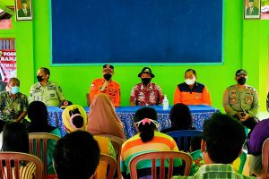 Wakil Bupati (Wabup) Jember Gus Firjaun berdialog dengan warga lokasi banjir. (ist) - Wabup Jember Gerak Cepat Tinjau Lokasi Banjir Semboro