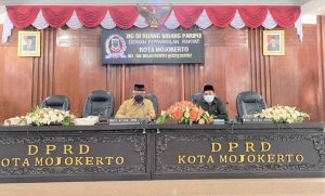 Wakil Ketua DPRD Sonny Basoeki Rahardjo (kiri) didampingi Junaedi Malik pimpin rapat paripurna - DPRD Kota Bentuk Pansus Atasi Kredit Macet BPRS Syariah