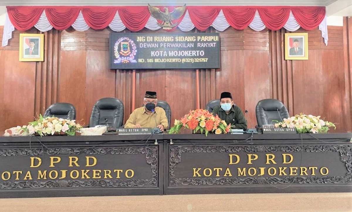 Wakil Ketua DPRD Sonny Basoeki Rahardjo (kiri) didampingi Junaedi Malik pimpin rapat paripurna - DPRD Kota Bentuk Pansus Atasi Kredit Macet BPRS Syariah