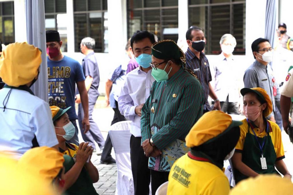 Wali Kota Malang Drs. H. Sutiaji berdialog dengan salah satu pekerja pabrik penerima BLT DBHCHT. (ist) - Pemkot Malang Salurkan BLT DBHCHT ke Buruh Pabrik Rokok