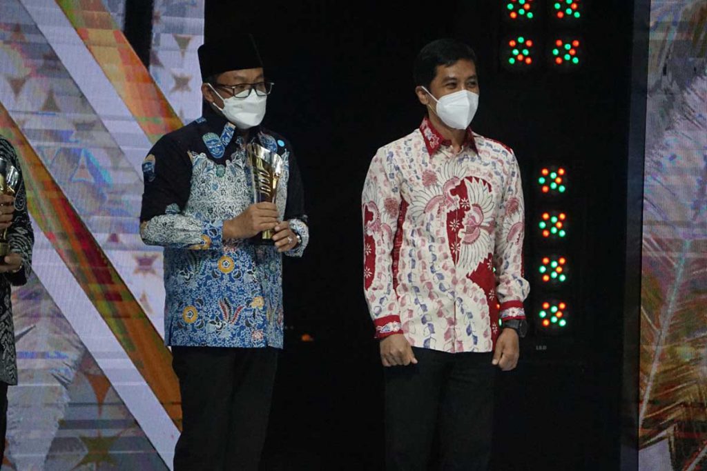 Wali Kota Malang bersama Wakil Menteri Kesehatan RI, dr Dante Saksono Harbuwono, Sp.PD, PhD, KEMD. (ist) - Sinergitas Penanganan Covid-19, Kota Malang Raih Penghargaan Indonesia Award 2021
