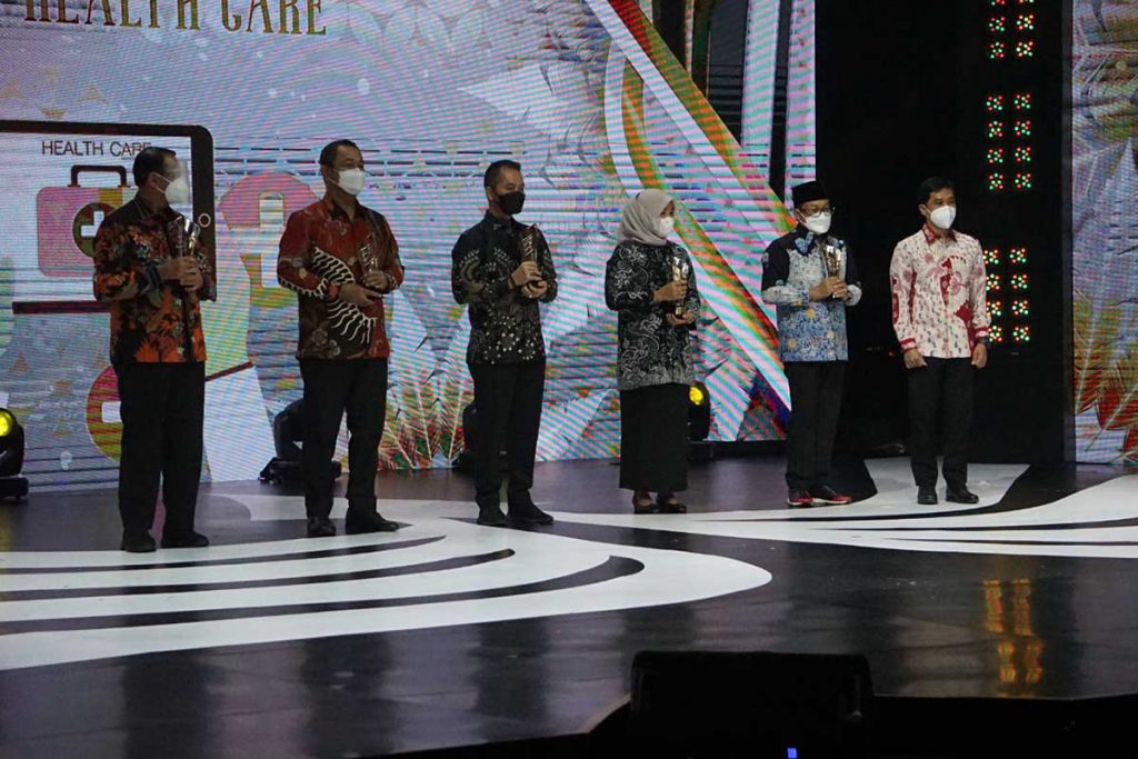 Wali Kota Malang bersama beberapa pimpinan daerah lain saat menerima penghargaan. (ist) - Sinergitas Penanganan Covid-19, Kota Malang Raih Penghargaan Indonesia Award 2021