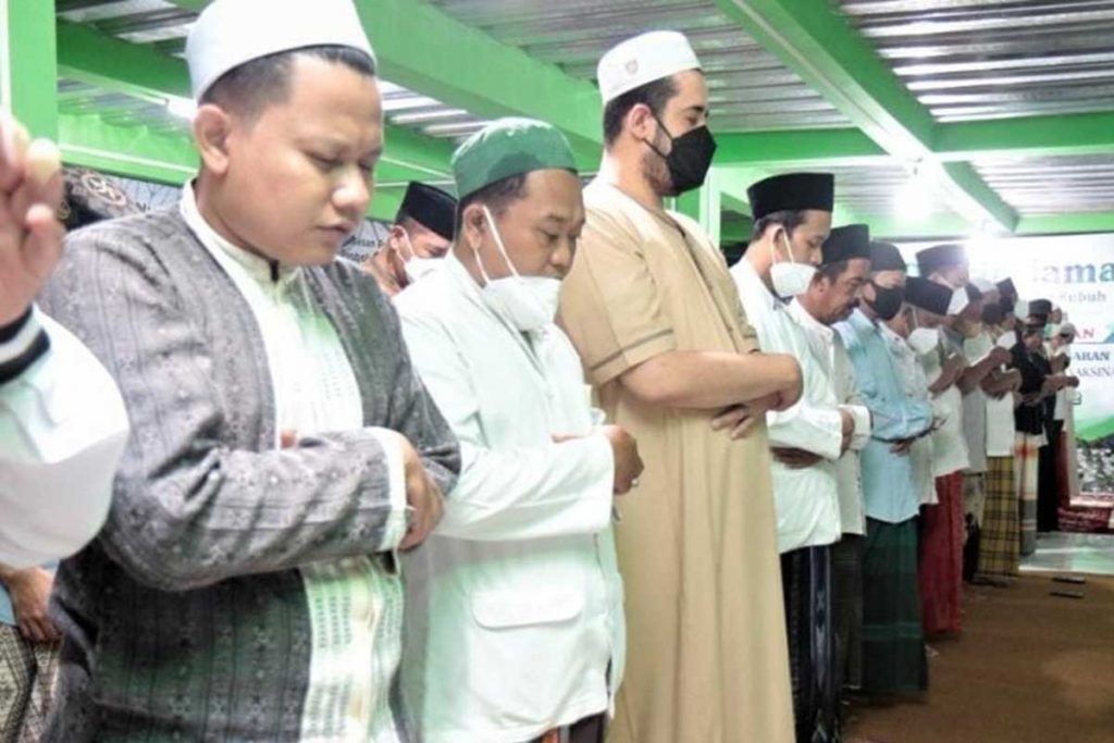 Wali Kota Probolinggo Habib Hadi Zainal Abidin menunaikan sholat subuh berjamaah. (ist) - Wali Kota Probolinggo Siap Bantu Operasional Masjid
