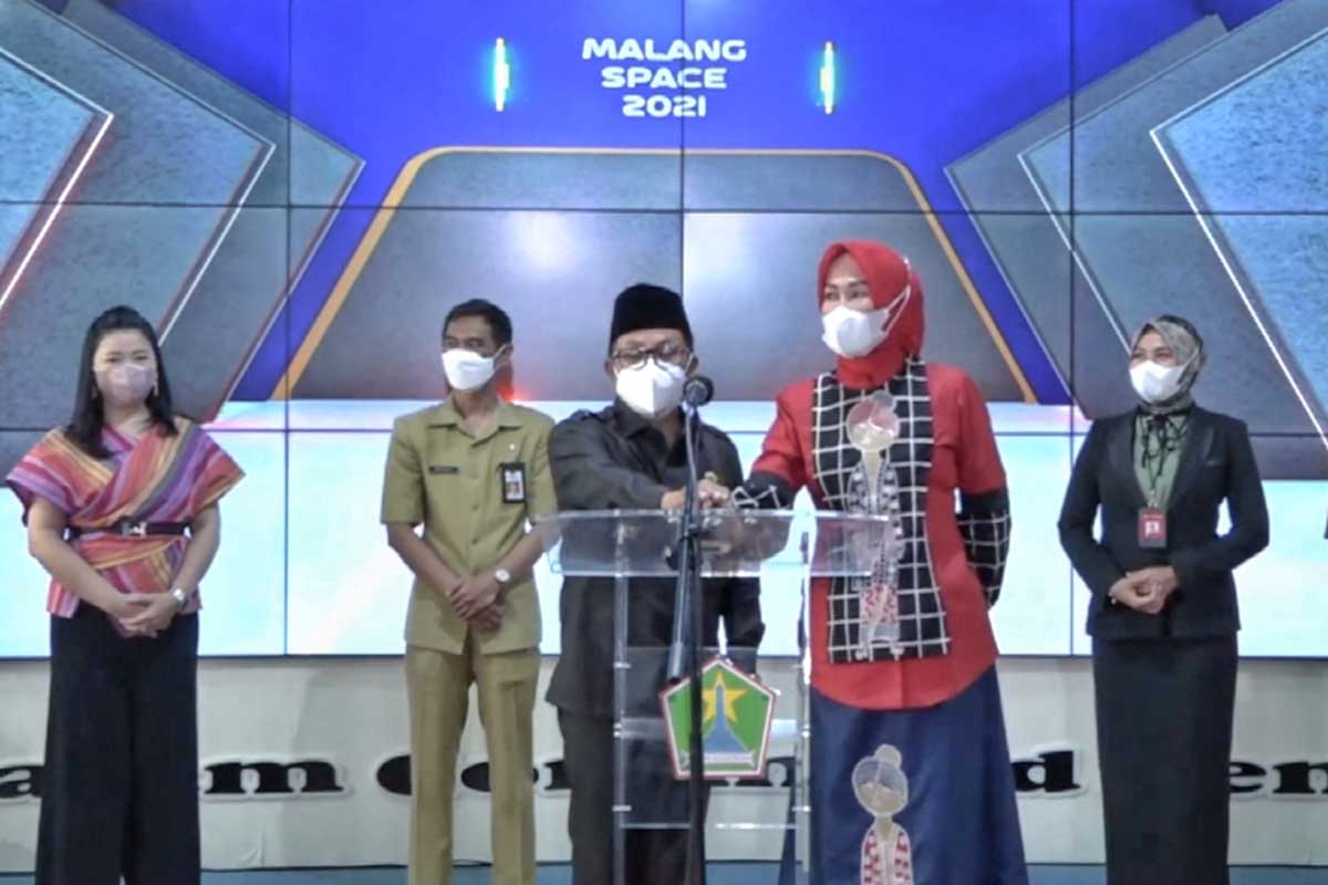 Walikota Malang, Drs H Sutiaji dan Ketua Dekranasda Kota Malang, membuka acara 'Malang Space' di NCC Balaikota Malang. (ist) - Pemkot Dorong Pameran UMKM Online Jadi Wahana Ekspresi