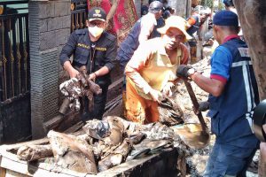 Walikota Malang, Drs H Sutiaji ikut membersihkan endapan lumpur. (jaz) - Walikota Ikut Bersihkan Endapan Lumpur, Siap Penuhi Asupan Makanan