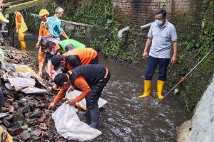 Walikota Malang, Drs H Sutiaji turun dan bersihkan sungai yang sering banjir di daerah RT 13 Kelurahan Bareng. (jaz) - Ratusan Warga Bhumi Arema GASS Bersihkan Sungai Bareng - IBU Malang libatkan puluhan mahasiswa