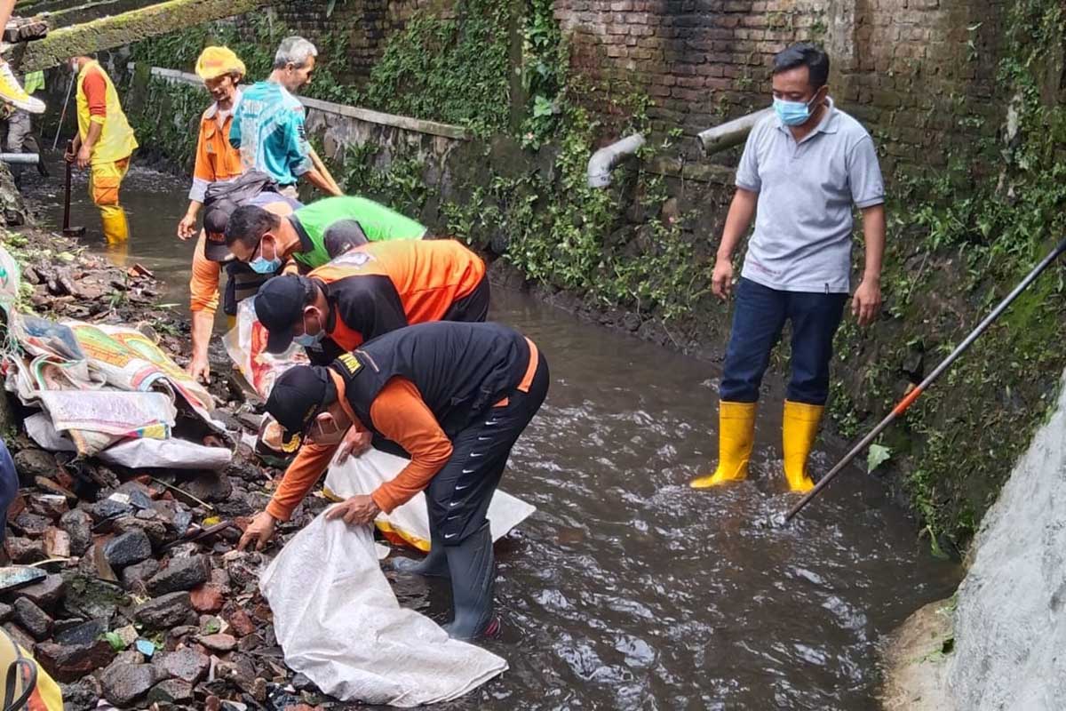 Walikota Malang, Drs H Sutiaji turun dan bersihkan sungai yang sering banjir di daerah RT 13 Kelurahan Bareng. (jaz) - Ratusan Warga Bhumi Arema GASS Bersihkan Sungai Bareng - IBU Malang libatkan puluhan mahasiswa