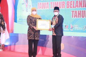 Walikota Malang Sutiaji menerima penghargaan langsung dari Gubernur Jatim Khofifah Indar Parawansa. (ist) - Pemkot Malang Raih Peringkat Pertama Transaksi Terbanyak Jatim Bejo
