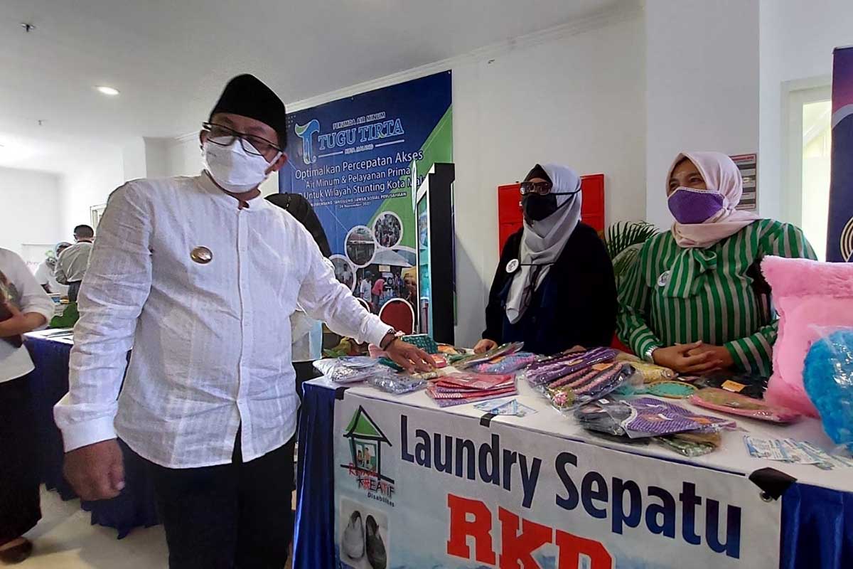 Walikota Malang Sutiaji meninjau salah satu stan UMKM. (ist) - Ada Kreasi Difabel di Musrenbang TSP