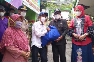 Walikota Malang memberikan bantuan kepada warga Kampung Putih. (ist) - Tinjau Lokasi Terdampak Banjir, Warga Mulai Kembali ke Rumah