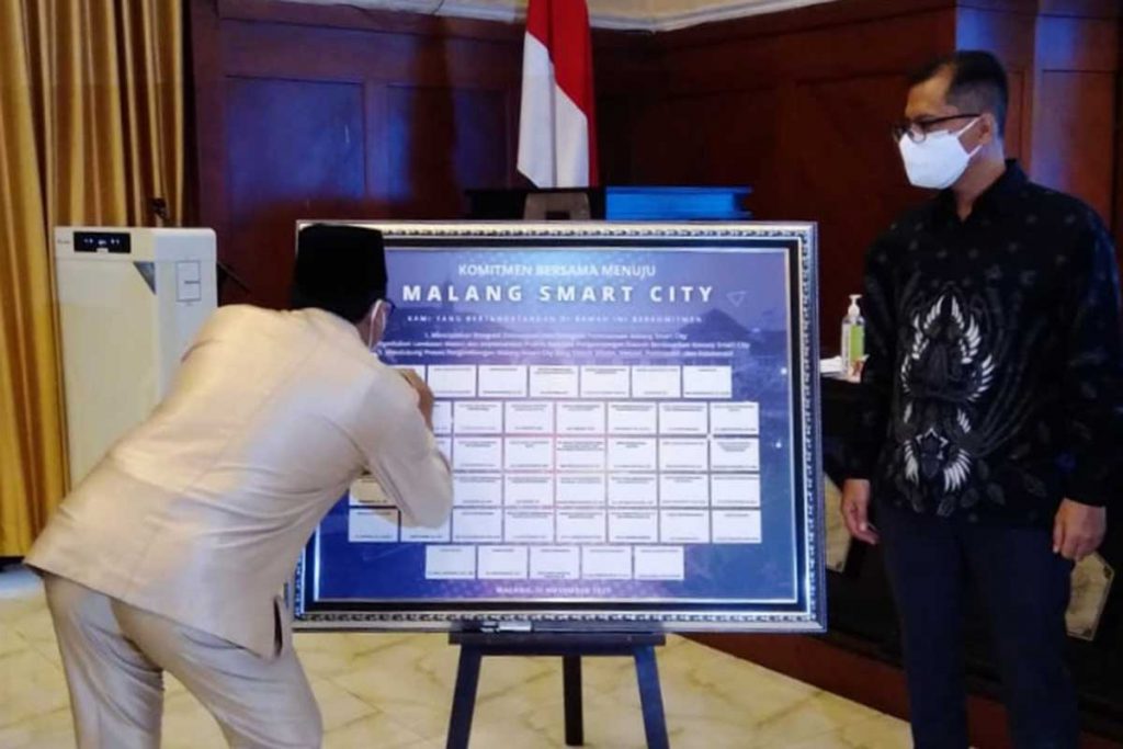 Walikota Malang menandatangani komitmen menuju 'Smart City'. (ist) - Pemkot Malang Komitmen Smart City Harus Gaet Investor